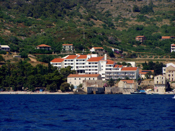 Komiza_hotel-Bisevo